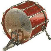 Comment appelle-t-on le tambour central de la batterie, celui où on utilise une pédale ?