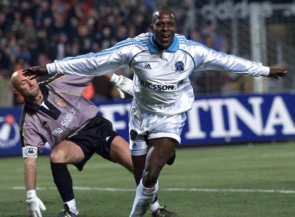 En 1998, l'attaquant Guinéen Aboubacar "Titi" Camara fond en larmes lors de son but, après une multitude d'occasions manquées. Dans quel stade cet événement s'est-il produit ?