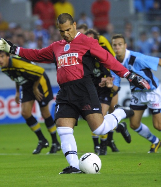 Arrivé à l'automne 2000 au RC Strasbourg, le gardien paraguayen José Luis Chilavert s'illustra en inscrivant le tir au but vainqueur de son équipe en finale de la Coupe de France 2001. Face à quel adversaire ?