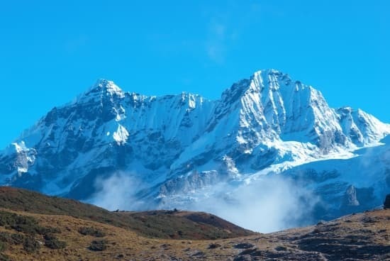 Comment s'appelle la plus haute montagne d'Inde, qui est aussi la troisième plus haute du monde ?