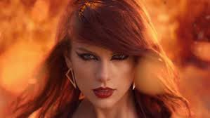 Au début de la chanson "Shake it off", que fait Taylor Swift ?