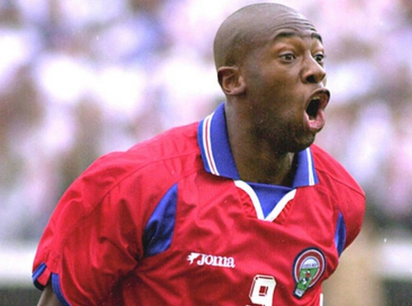 Et on termine toujours au Costa-Rica avec cet attaquant prolifique des années 90-2000?
