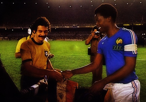 Sur quel score Français et Brésiliens se sont-ils quittés lors du match amical au Maracana en 1977 ?