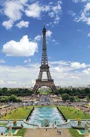Cuantos años aproximadamente se tardo en construir la torre Eiffel ?