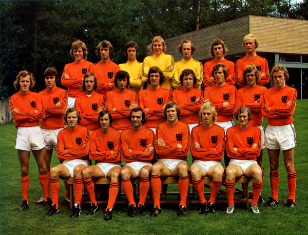 Cette fois-ci les Pays-Bas possèdent une sélection très compétitive. Les hollandais remportent leurs 3 matchs de Groupe de poules...