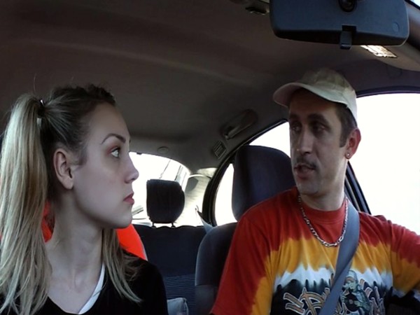 Quand un conducteur simule un incident pour séduire son passager, il fait le célèbre coup......