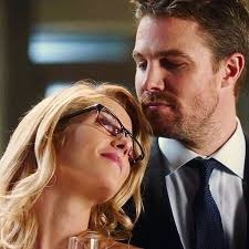 O que Felicity estava mastigando quando Oliver levou o computador para ela???
