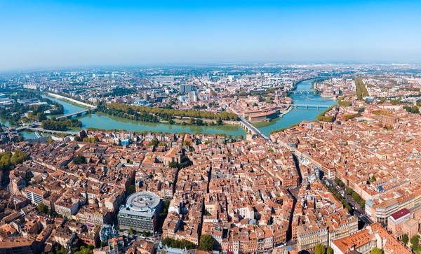 Toulouse est surnommée "La Ville.....