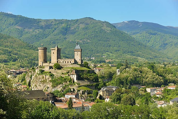 Quel massif montagneux se situe en Ariège ?