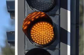 Que faut-il faire quand le feu passe du vert à l'orange ?