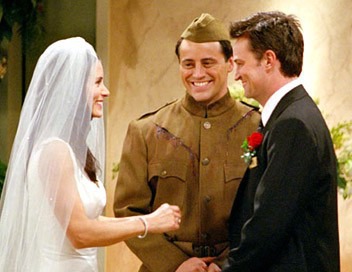 Dans l’épisode « Celui qui a épousé Monica », que porte Joey quand ils marient Monica et Chandler ?