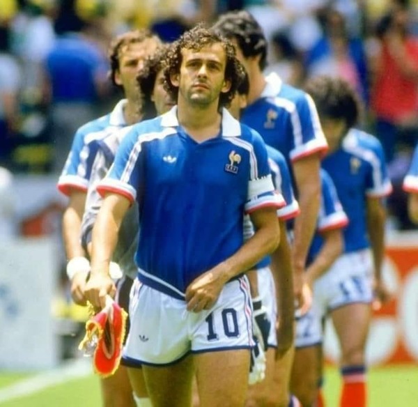 Lors de la Coupe du Monde de Football, quelle équipe Michel Platini et les Bleus ont-ils éliminés en quart de finale ?