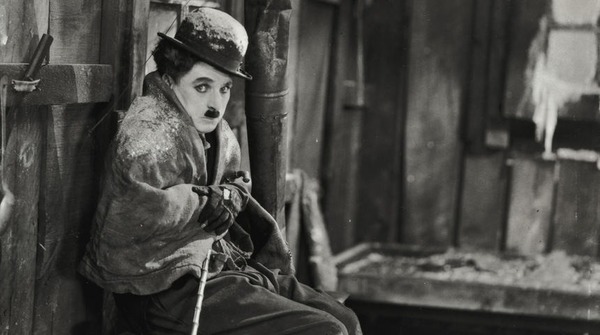 Dans le film de 1925, La Ruée vers l'Or, qu'est-ce que Charlot est-il contraint de manger ?