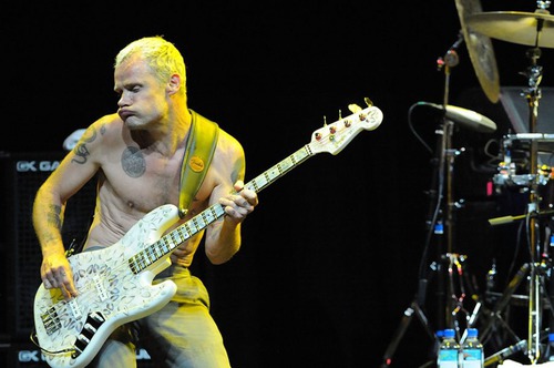 Il est le bassiste des Red Hot Chili Peppers, c'est ?