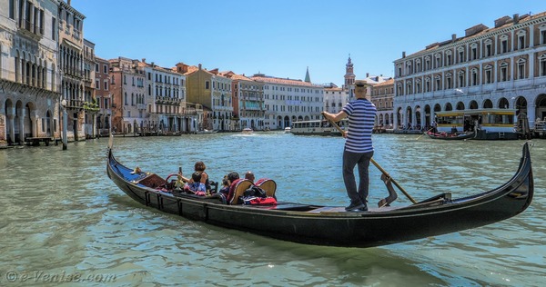A quelle ville italienne associe-t-on la gondole ?