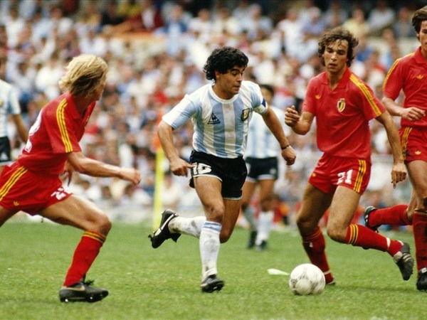 En finale de la Coupe du monde 1986, il offre une passe décisive à un joueur qui a porté les couleurs du FC Nantes, qui est-ce ?