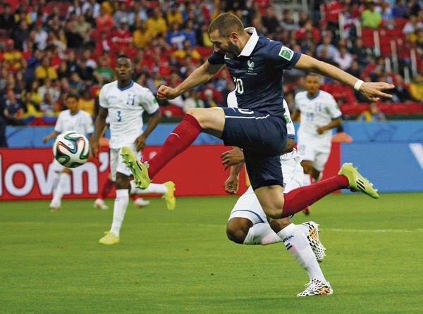 Qui les français battent-ils lors de leur premier match du Mondial 2014 ?