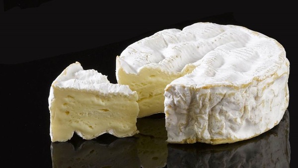 La légende dit que le camembert, fromage normand par excellence, a été inventé par...