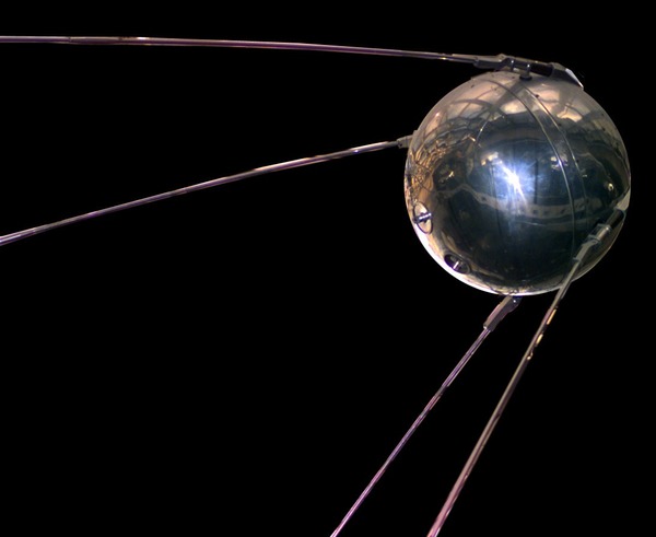 Quel était le nom du premier satellite russe lancé dans l'espace en 1957 ?