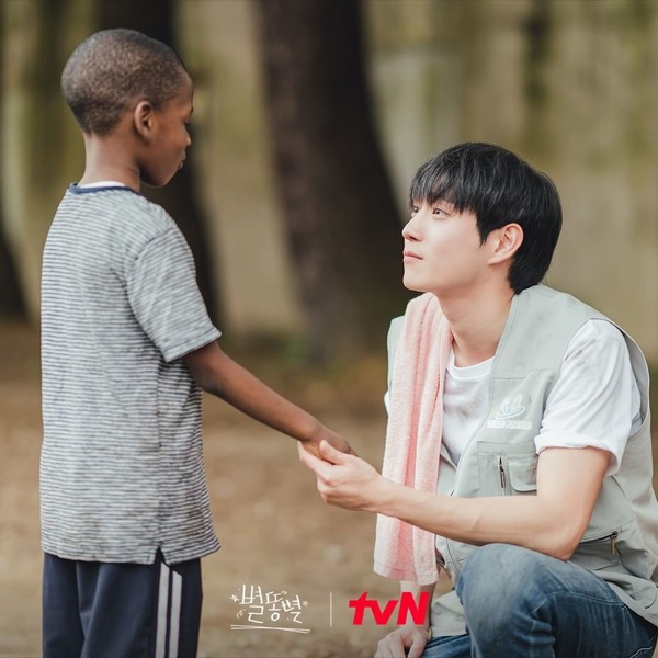 Comment se prénomme l’enfant que Tae Sung a rencontré durant son voyage humanitaire en Afrique ?