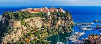 Sur la côte d'Azur, quelles villes sont reliées par les trois corniches ?