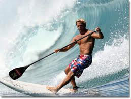 Quel sport se pratique avec une planche qui ressemble au surf ?
