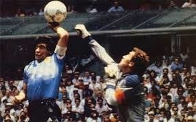 Contre quelle équipe Diego Maradona a-t-il inscrit un but de la main et le but du siècle dans le même match ?