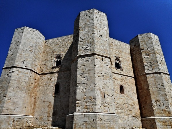 Dans quelle ville dois-je me rendre pour visiter le Castel del Monte ?