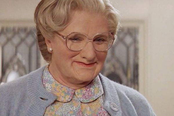 Robin Williams se travestie dans " Madame Doubtfire " pour être la .... de ses enfants ?