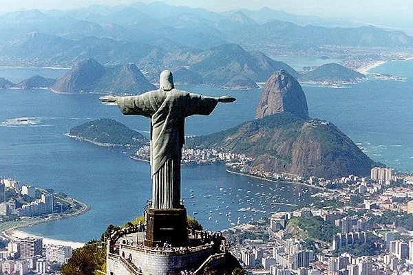 Il domine la ville de Rio depuis 1931, c'est le Christ.......