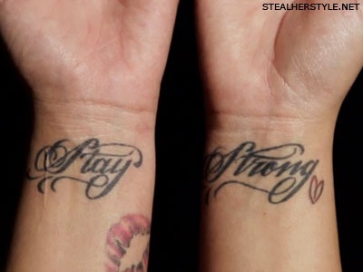 Quels sont ses deux tatouages aux poignets ?
