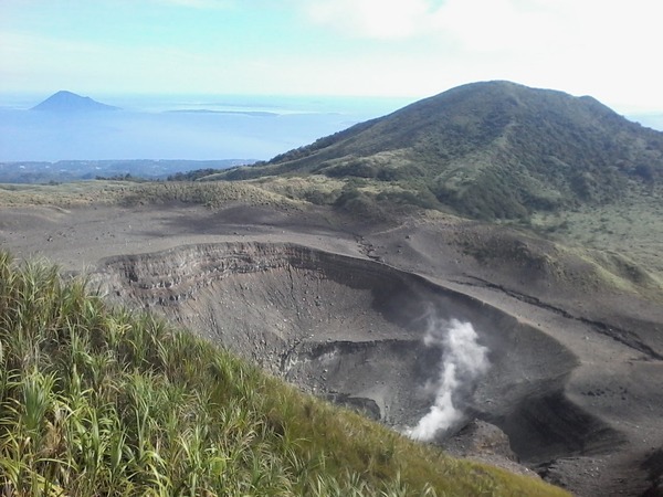 Quel volcan actif de Sulawesi ne présente toutefois pas de cratère ?