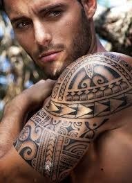 L’origine des mots français « tatouage » et anglais « tattoo » est polynésienne.