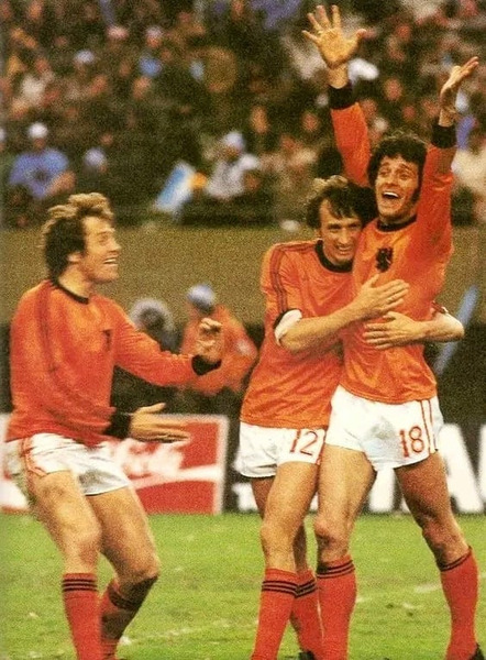 Dans cette finale, alors que les hollandais sont menés 1-0 depuis la 38e minute, qui est ce sauveur qui égalise à la 82e minute ?