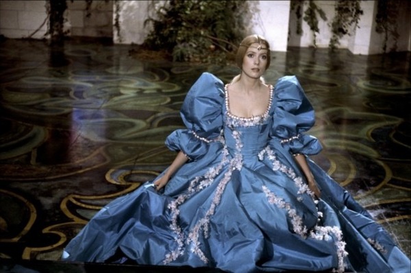 De quelle maison est signée la célèbre robe bleue portée par Catherine Deneuve dans le film Peau d’Âne ?
