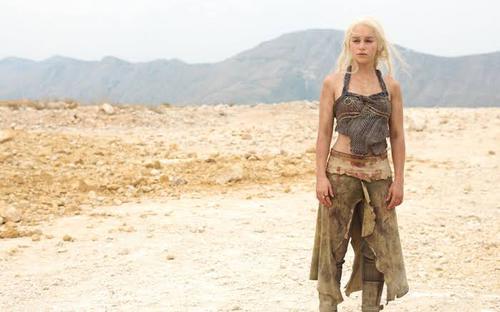 Após dias e dias no deserto, Daenerys e Sor Jorah encontram qual cidade ?