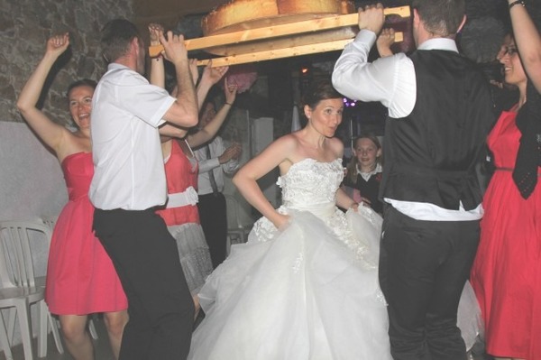 En Vendée, les jeunes mariés s’accordent une danse en passant sous un aliment. Lequel ?