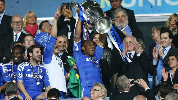 Qui était l'entraîneur des Blues lors de leur première victoire en LDC ?