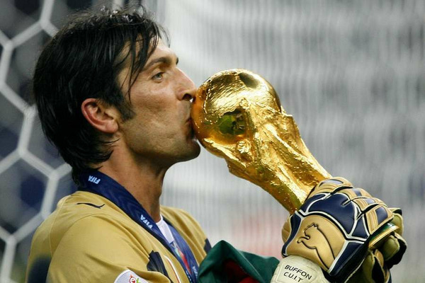 En 2006, les français sont malheureux, mais lui vient d'offrir une 4ème étoile à l'Italie. C'est ?