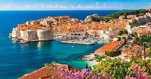 Quel pays abrite la ville fortifiée de Dubrovnik ?
