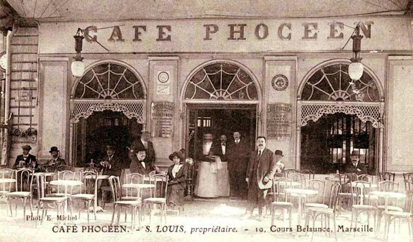 Dans quelle ville française le premier café a-t-il ouvert ses portes ?
