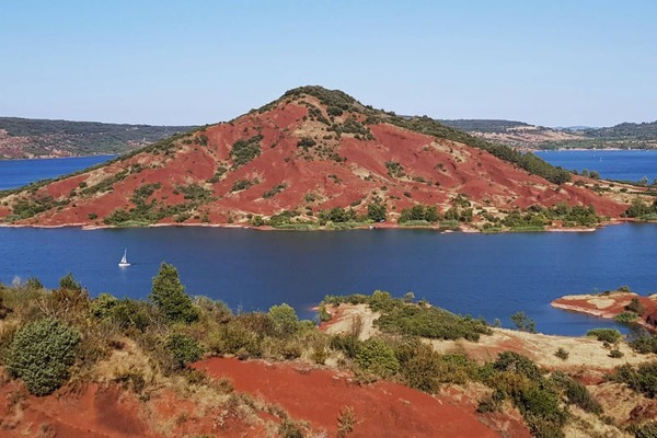 Quel est le nom de ce lac de France réputé pour sa terre rouge ?