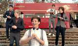 Que chantent les One Direction sur cette photo ?