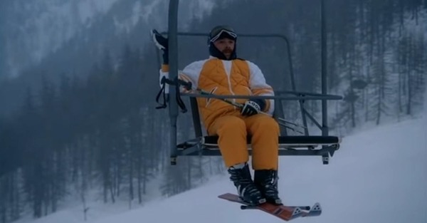 Dans le film culte “Les Bronzés font du ski”, quel personnage se retrouve bloqué sur un télésiège ?