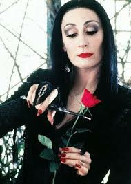 Cette actrice connue pour son rôle de Morticia Addams ?