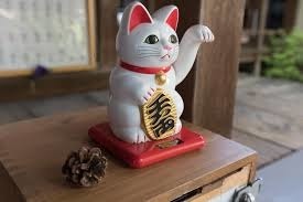 Au Japon, à quoi servent les petites figurines de chats levant la patte appelées « maneki-neko » ?
