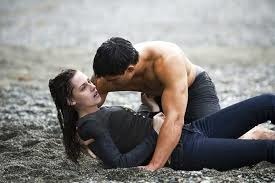 Qui sauve Bella de la noyade dans Twilight 2 ?