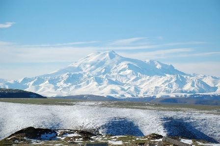 Combien de mètre d'altitude mesure le Mont Elbrouz ?