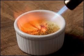 Quel ingrédient que l'on fait flamber se trouve au dessus de la crème ?