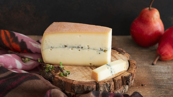 Quel fromage français possède une fine couche de cendre à la saveur douce et fruitée ?